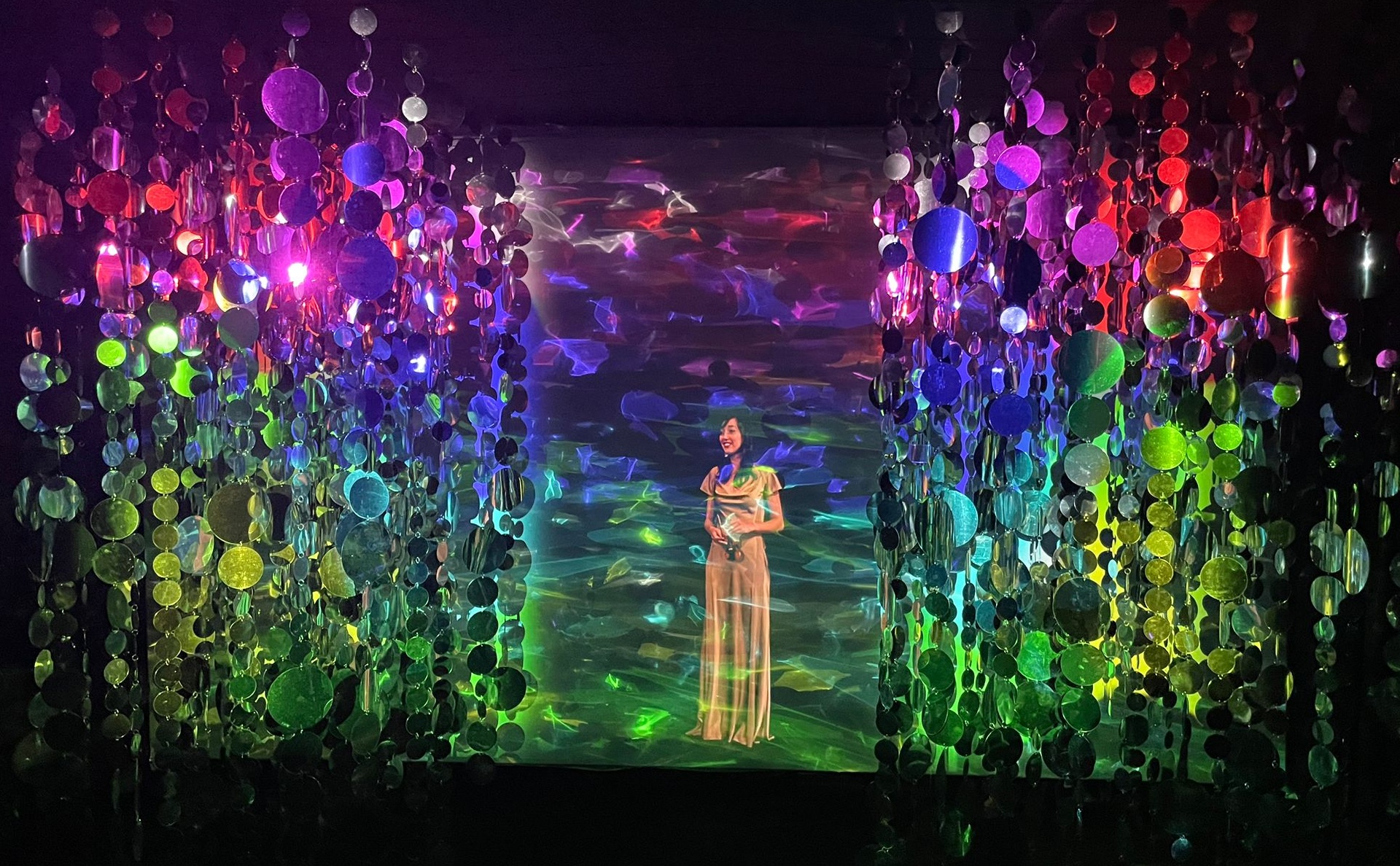 Sequin chamber with figure and chromatic projection